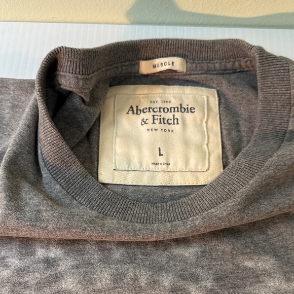 Abercrombie & Fitch Leopard Gray Graphic T-Shirt - Picture 3 of 7